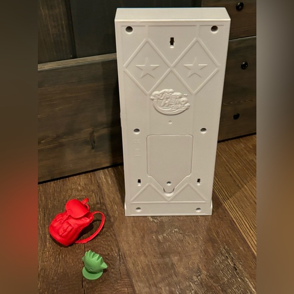 Mattel DC Super Hero Girls X-Ray Supergirl Doll Set w/ School Locker - Picture 9 of 10